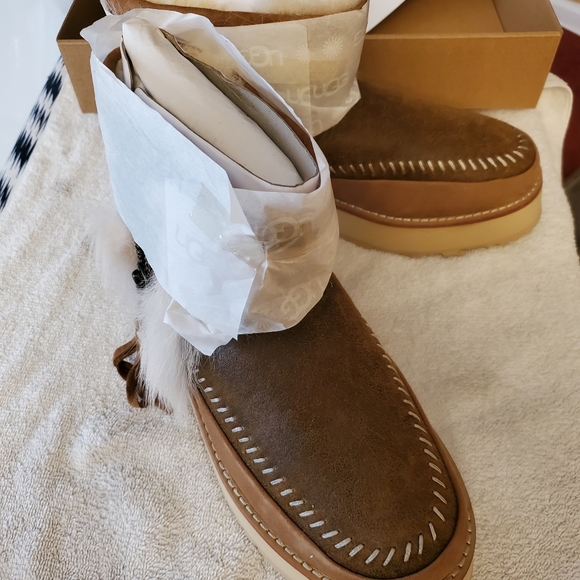 Ugg Boots Ladies siz 5 - Picture 2 of 8